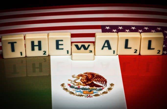Беременная девушка умерла после падения со стены между Мексикой и США