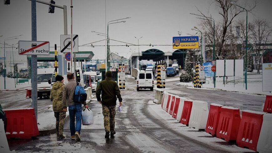 Спешащие на родину украинцы стоят в многокилометровых очередях на границе с Польшей