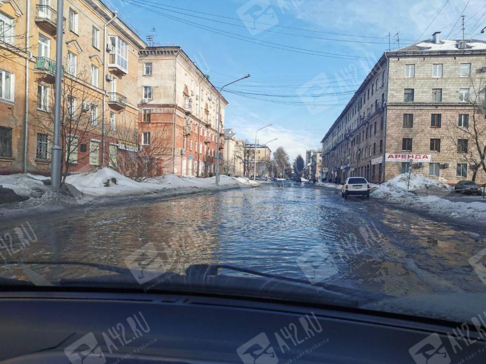Кемеровчане возмущены затопленной улицей в центре города