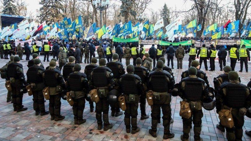 Полиция Киева не заметила нарушений при нападении националистов на посольство РФ