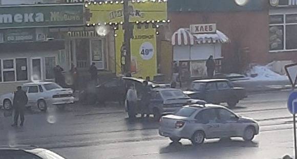 В Каменске-Уральском произошла стрельбы у торгового центра. Полиция начала проверку