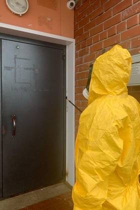 В столице Коми дезинфицируют подъезды домов для защиты от коронавируса