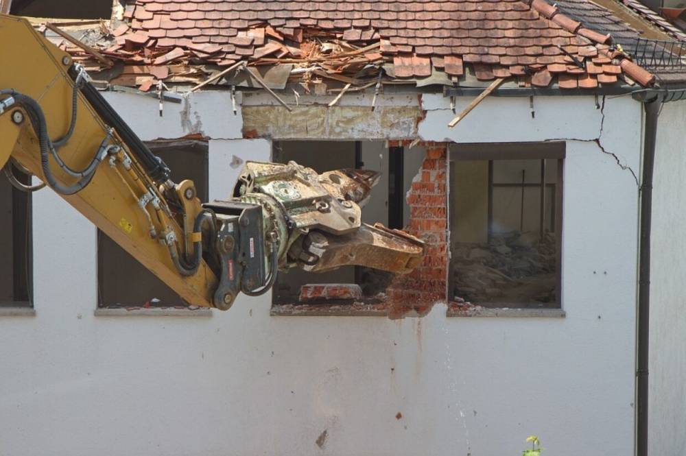 Рабочие начали демонтаж асфальтового завода в Окуловке