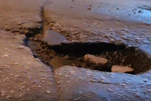 В Челябинске водители, пробившие колеса, сами отремонтировали яму на дороге