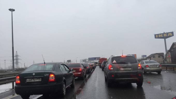 В понедельник утренний Петербург сковали пробки и аварии
