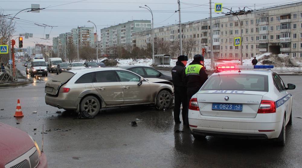 В Кемерове водитель Audi в состоянии наркотического опьянения протаранил стоявший Ford, есть погибший