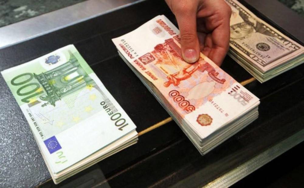 Доллар вырос до 74 рублей, евро подорожал до 84 рублей