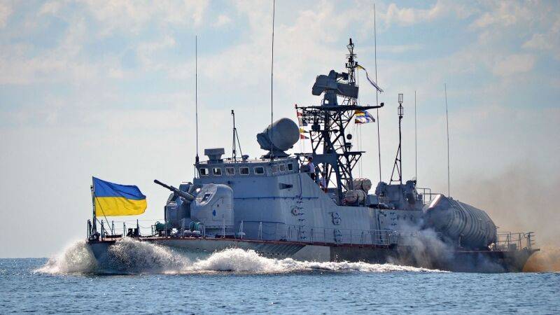 Корабли ЧФ помешали украинскому катеру устроить провокацию в Черном море