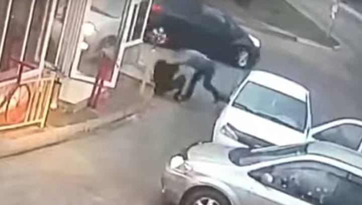 Бизнесмен разбил голову девушке за неправильную парковку у его магазина