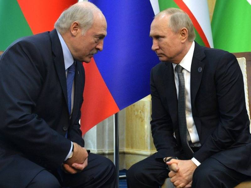 Лукашенко: это Беларусь должна закрываться от "полыхающей" коронавирусом России