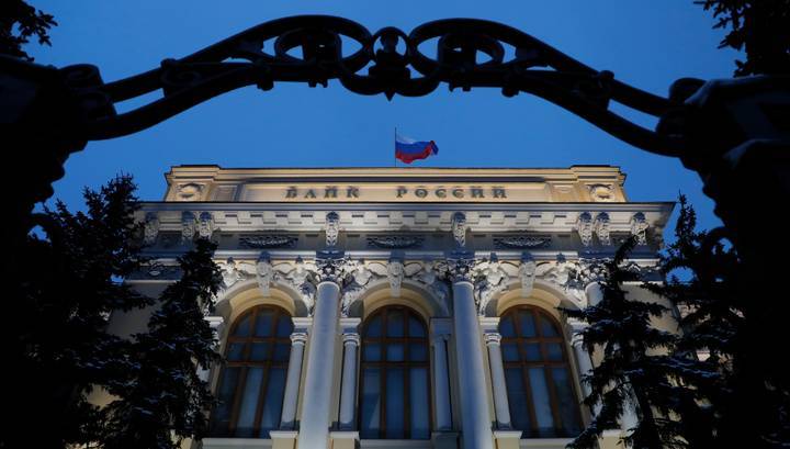 Нефть и рубль рухнули, но экономисты советуют ЦБ не повышать ставку