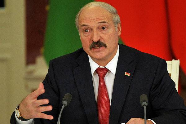 Лукашенко назвал Россию «полыхающей от коронавируса»