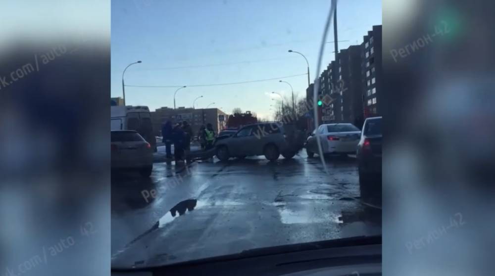В Кемерове после ДТП автомобиль выехал на тротуар
