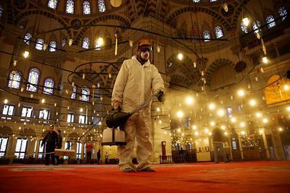 Туркам запретили молиться вместе из-за коронавируса