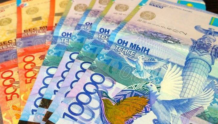 Нацбанк Казахстана прекратил интервенции: курс упал, обменники не работают