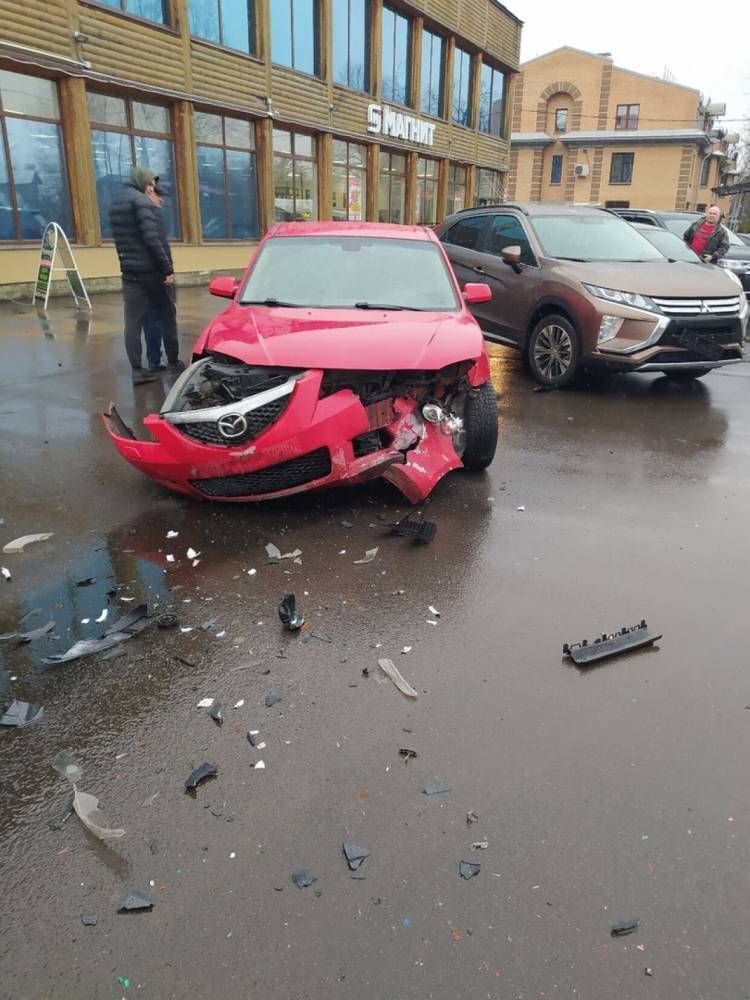 В Павловске после лобового столкновения двух машин госпитализировали пострадавших