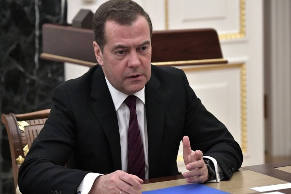 Медведев поручил перевести региональные отделения Единой России на удаленную работу
