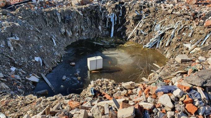 В Кудрово обнаружена радиоактивная свалка с ртутными лампами и мертвыми утками