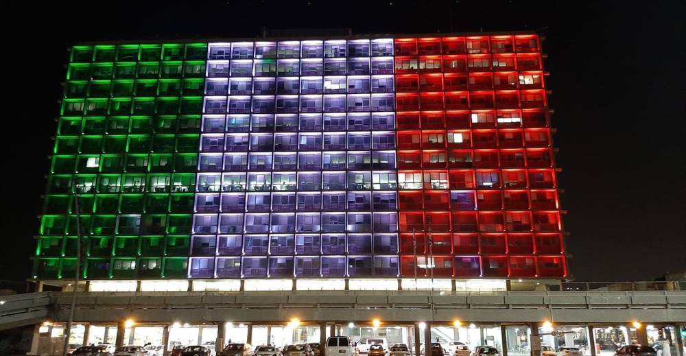 Израиль поддерживает Италию. Мэрия Тель Авива перекрасилась в цвета флага Италии
