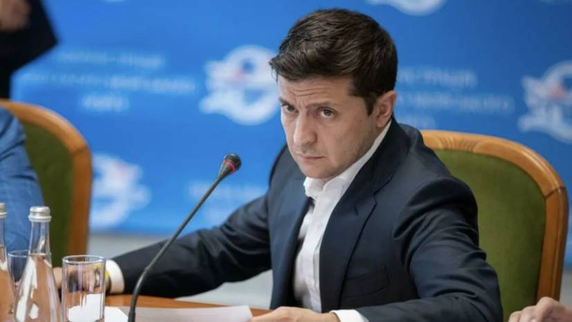 Зеленский призвал ограничить пассажирские перевозки на Украине