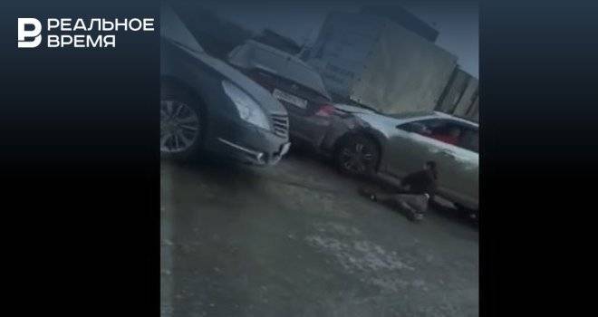В Казани водитель белого кроссовера сбил оппонента, пытавшегося его остановить — видео