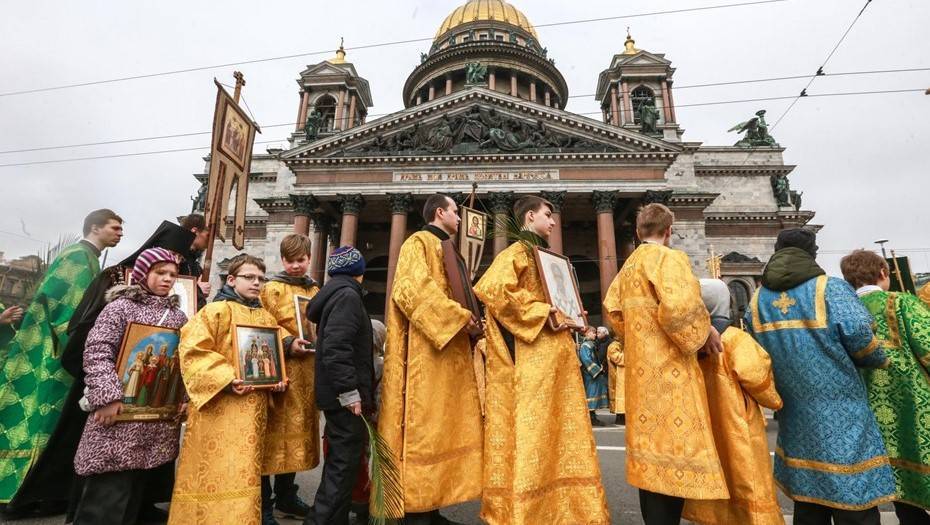 Верующим в Петербурге рекомендовали воздержаться от целования креста в пост
