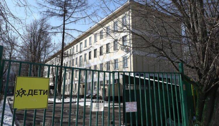 Школы в Москве закроют с 21 марта