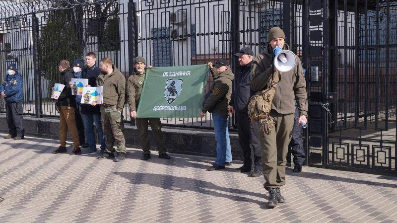 У посольства РФ в Киеве продолжаются издевательства над Россией и Крымом