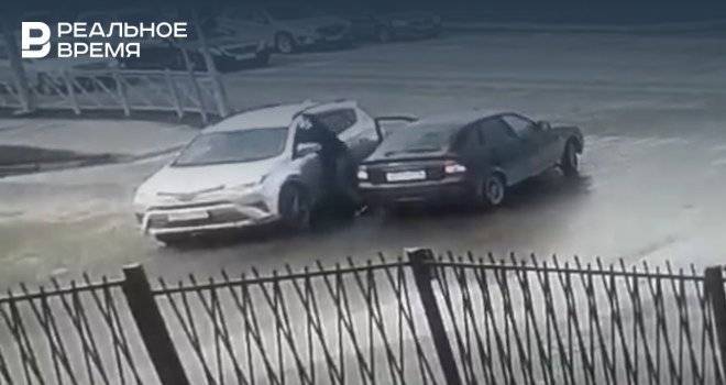 В Сети опубликовали еще одно видео дорожного конфликта в Казани