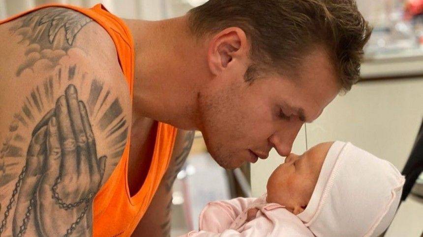 «Никогда не дам в обиду»: Дмитрий Тарасов крестил младшую дочь