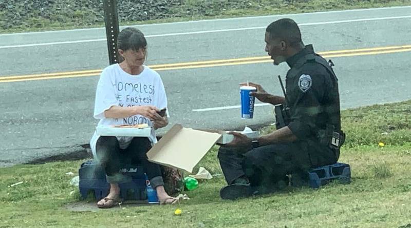 Офицер полиции разделил обед с бездомной женщиной: теплый момент прохожие запечатлели на фото