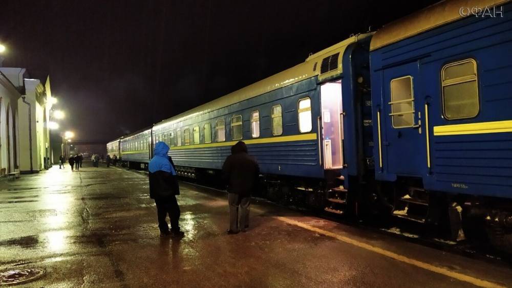 Правительство Украины запретило междугородние авиарейсы, поезда и метро