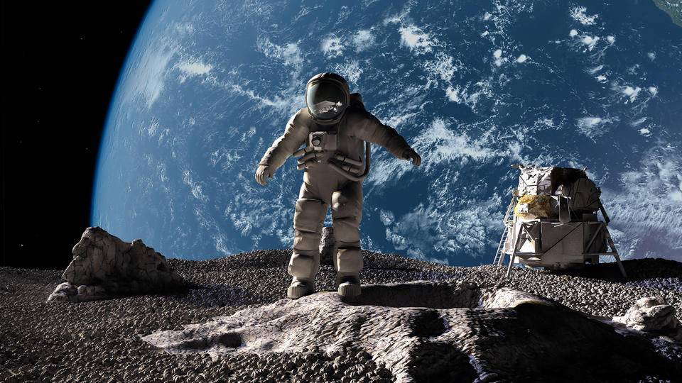 Ученый: российский космонавт должен высадиться на южном полюсе Луны