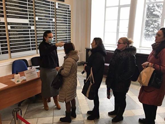 Всем посетителям администрации Екатеринбурга начали измерять температуру