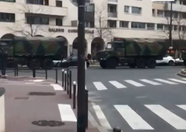 На улицы Парижа выведена военная техника. Макрон: "Мы на войне"
