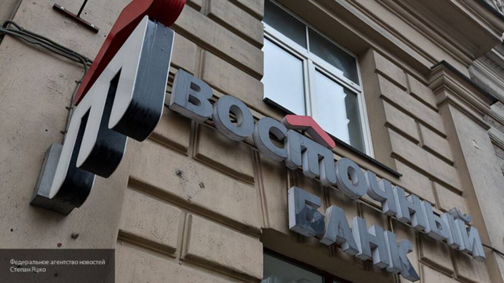 Два человека совершили разбойное нападение на банк "Восточный" в Петербурге