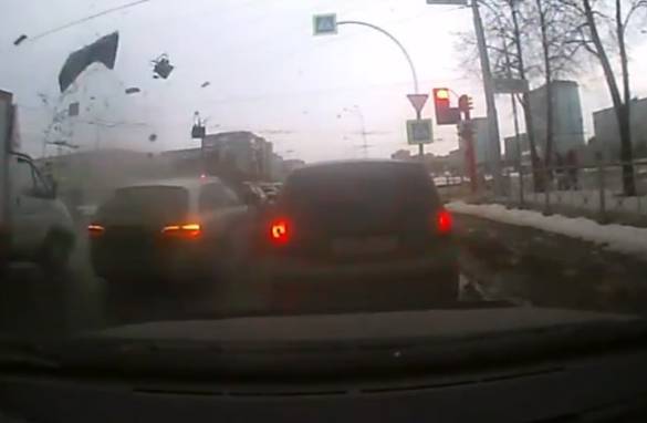 Опубликовано видео момента смертельного ДТП на перекрёстке в Кемерове