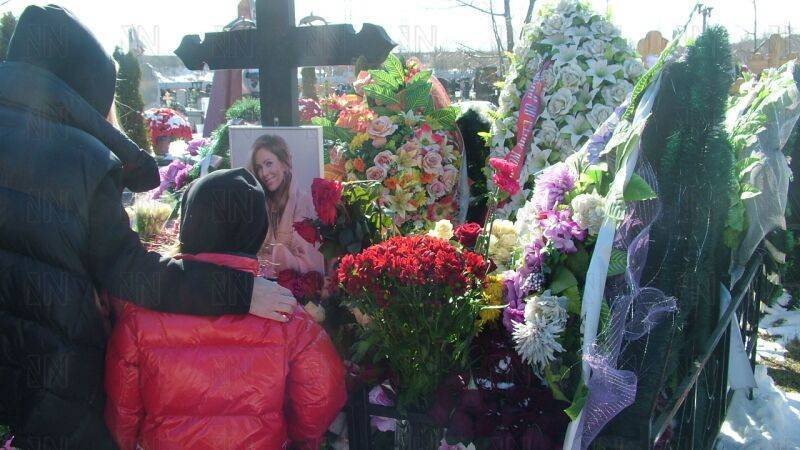 "Оторванный кусок сердца": близкие Началовой встретились у могилы певицы в день ее смерти