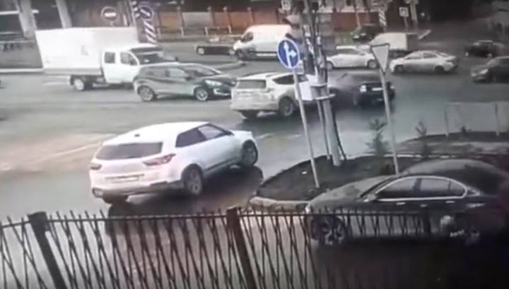 Потасовка казанских водителей окончилась наездом на одного из них. Видео
