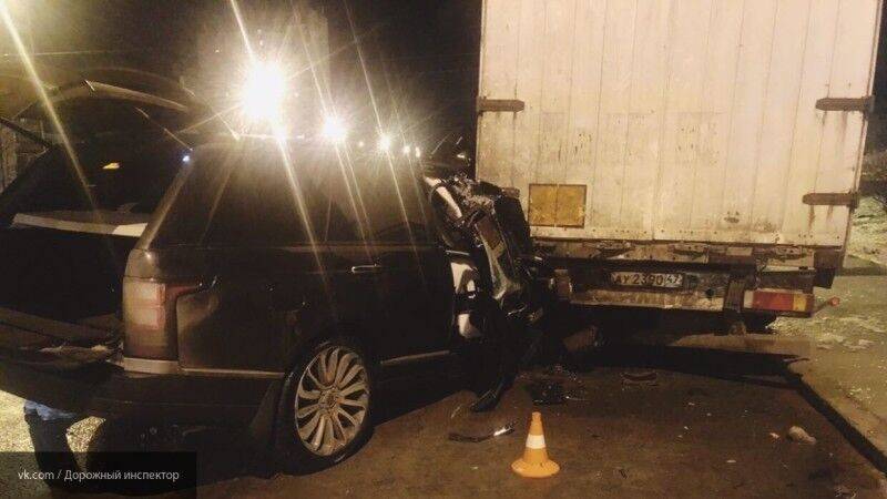 Range Rover врезался в припаркованный грузовик в Петербурге