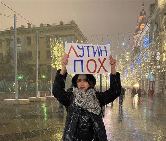 В Москве активистка заявила об избиении силовиками после задержания с плакатом «Лутин пох»
