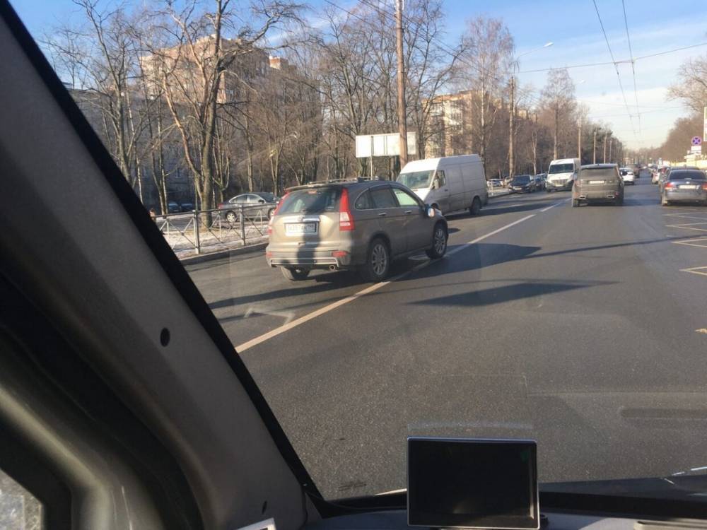 Женщина оказалась под колесами автомобиля на Замшиной улице
