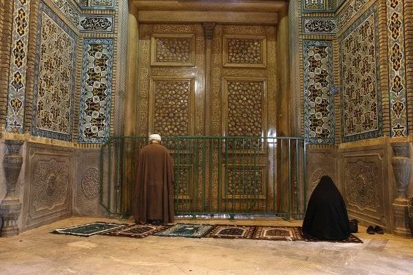Иранцы пробиваются в шиитские святыни, закрытые из-за коронавируса