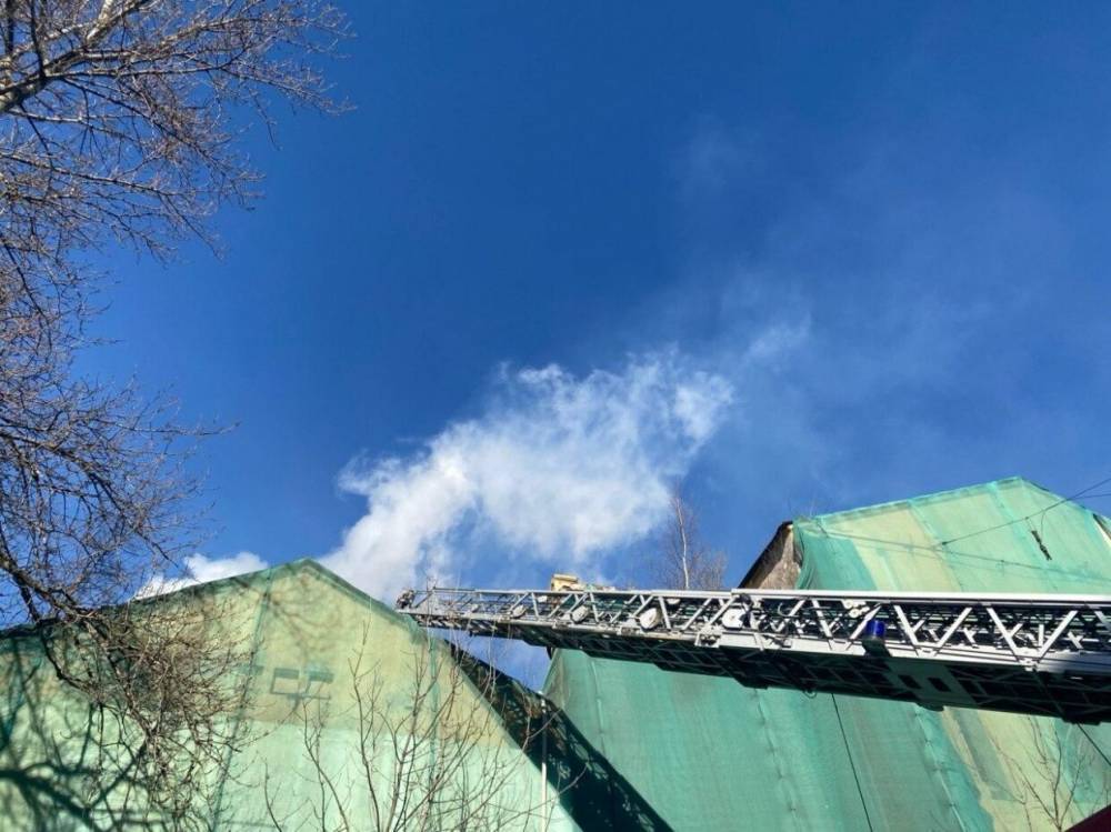 Пожарные справились с огнем в заброшенном здании на территории Покровской больницы