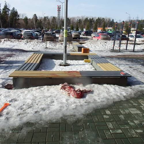 В Екатеринбурге умерла женщина, которую нашли раненой на детской площадке