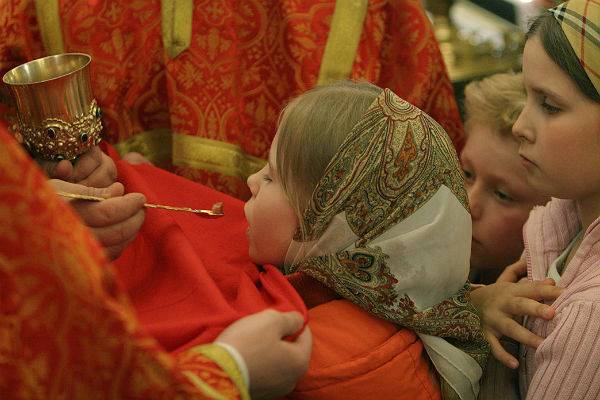РПЦ запретила целовать кресты и чаши