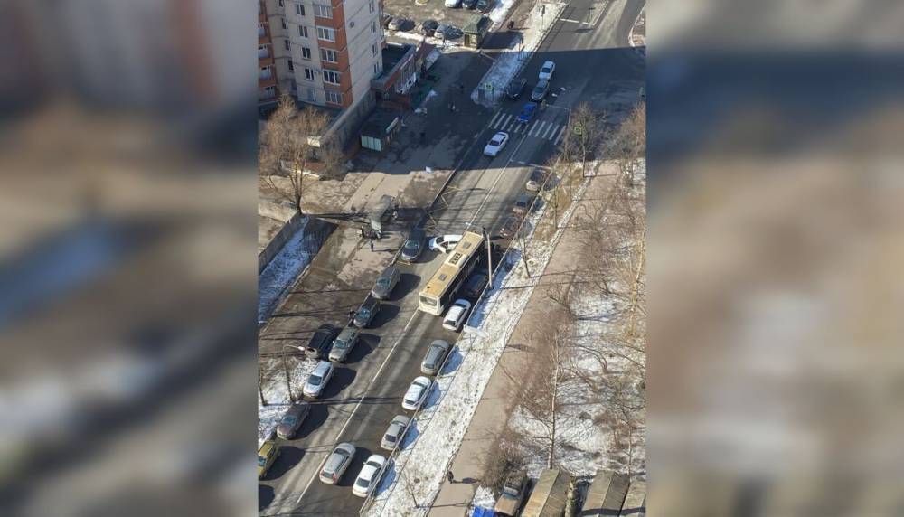 Автобус протаранил легковушку в Калининском районе Петербурга