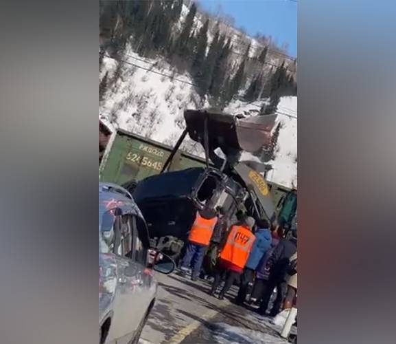 Последствия столкновения Toyota Land Cruiser и поезда в Кузбассе попали на видео