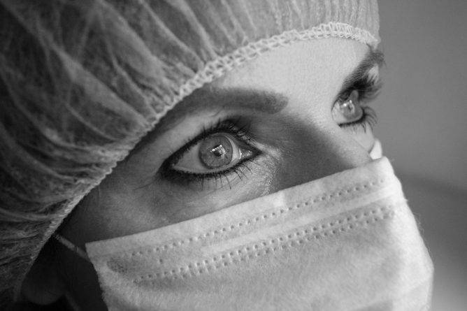 В штатах Нью-Йорк и Коннектикут 200 молодых медсестер подверглись воздействию коронавируса