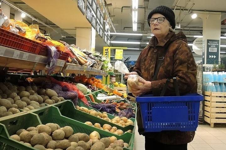 Путин потребовал бороться с ростом цен на продукты на фоне коронавируса